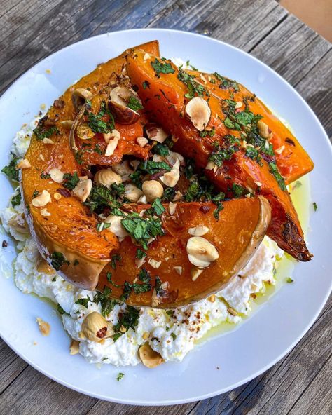 Hannah (@hans.hungry) • Instagram photos and videos Squash Toast, Healthy Thanksgiving Recipes, Chunky Wedges, Healthy Thanksgiving, How To Roast Hazelnuts, Roasted Squash, Roast Pumpkin, Fresh Mint Leaves, Roasted Butternut Squash