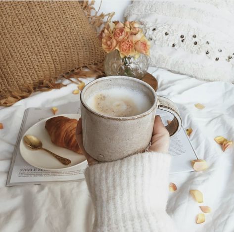 Cozy Reading Aesthetic, Aesthetic Bookstagram, Bookstagram Aesthetic, Bookstagram Inspiration, Reading Aesthetic, Book Photo, Instagram Theme, Cozy Reading, Reading Book