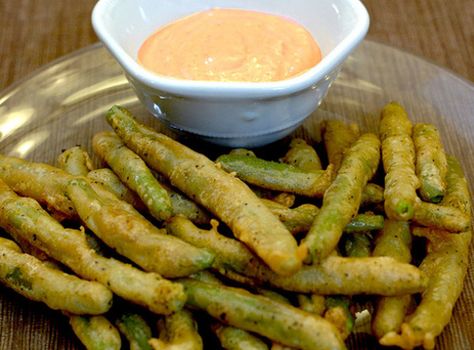 Fried Green Beans with Spicy Dipping Sauce Deep Fried Green Beans, Spicy Dipping Sauce, Spicy Dip, Fried Green Beans, Favorite Appetizers, Green Bean, Veggie Sides, Veggie Dishes, Restaurant Recipes