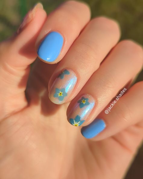 Fingernails with blue flowers and glowy white background Forget Me Not Flower Nails, Forget Me Not Nail Art, Forget Me Not Nails, Blue Nails Flower, Flower Nail Art Tutorial, Nail Business, Nail Designs Tutorial, Forget Me Not Flower, Blue Nail Art