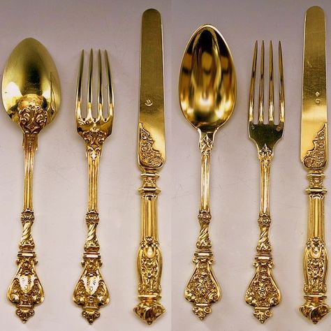 ornate gold tableware Fancy Cutlery, Beautiful Cutlery, Golden Cutlery, Gold Tableware, Assiette Design, Beautiful Flatware, Luxury Cutlery, Gold Cutlery Set, Gold Dinnerware