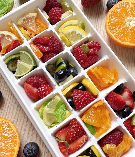 Party Ice Cubes, Fruit And Herb Ice Cubes, Berry Ice Cubes, Citrus Ice Cubes, Ice With Fruit Inside, Ice Ideas For Drinks, Fruit In Ice Cubes, Strawberry Ice Cubes, Ice Cubes With Fruit