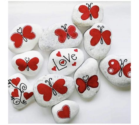 Love Painted Rocks Ideas, Valentine Day Rock Painting Ideas, Valentine Stone Painting, Valentine's Painted Rocks, Rock Painting Ideas For Valentines Day, Valentines Rocks Painted Stones, Painted Rocks Hearts, Valentines Day Rocks, Rock Painting Hearts