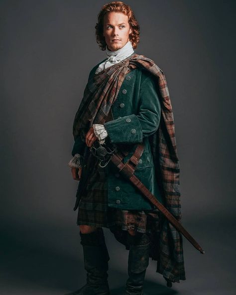 Lana Balfe-Heughan on Instagram: “Detalhes do traje de casamento de Jamie Fraser 🤍 . . . . . . #samheughan #caitrionabalfe #outlander #outlanderstarz #outlandercast…” Outlander Wedding, Kilts For Sale, Great Kilt, Outlander Costumes, Scottish Man, Outlander Season 1, Jamie Fraser Sam Heughan, Jamie Fraser Outlander, Period Clothing