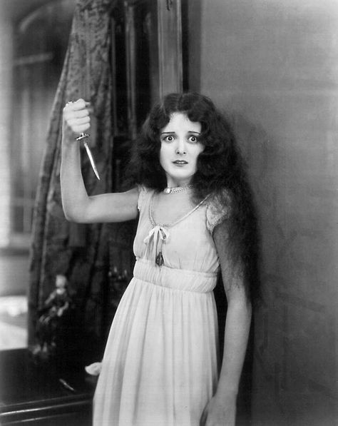 Noirchick In Old Hollywood on Twitter: "Mary Astor, shown here in "Don Juan" (1926) a silent film also with John Barrymore and a young Myrna Loy. https://t.co/jPgIWFfgmH" / Twitter Mary Astor, Jeanette Macdonald, Ziegfeld Girls, Old Hollywood Movies, Silent Film Stars, Film Star, Old Hollywood Stars, Classic Actresses, Don Juan