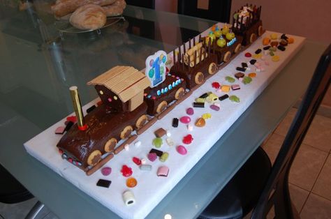 déco paille d'or Train Theme Birthday Party, Train Birthday Cake, Graduation Desserts, Train Cake, Themed Desserts, Train Birthday, Easy Cake Decorating, Boy Birthday Cake, Cake Designs Birthday