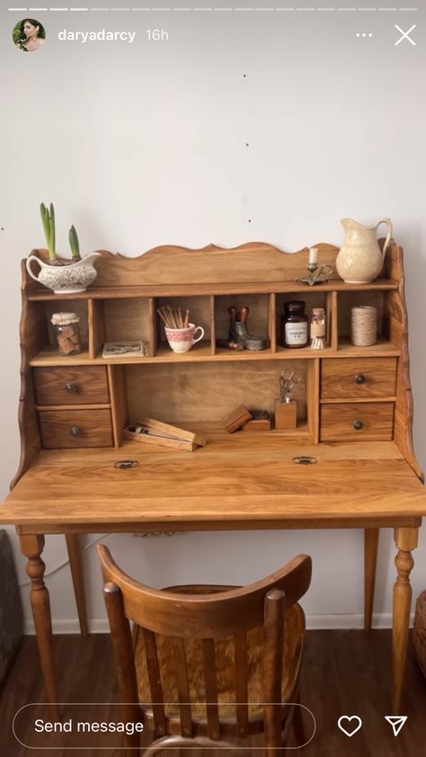 Vintage Computer Desk, Tiny Home Furniture Ideas, Vintage Desk Ideas, Room Decor Study Table, Design Study Room, Table Design Study, Cottagecore Furniture, Study Desk Bedroom, Dark Study