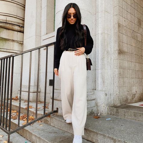 Trousers And Sneakers Outfit, Trousers With Sneakers, Business Casual Sneakers, White Tennis Shoes Outfit, Sneakers To Work, Sneakers Outfit Work, Comfy Office, Office Fits, White Sneakers Outfit