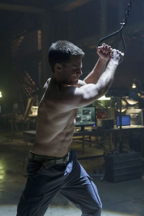 Arrow: You Need Every Last One of These Sexy Oliver Queen Pictures Stephen Amell Shirtless, Chaning Tatum, Oliver Queen Arrow, Fitness Gym, Arrow Tv Series, Arrow Cw, Arrow (tv Show), Stephen Amell Arrow, Film Anime