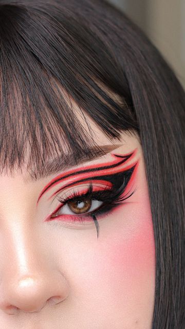 LEGNA on Instagram: "Red makeup ❤️⛓️🖤 @beautycreations.cosmetics Vanilla Eye base primer @malagnacosmeticsmx Sinister eyeliner, Black Witch & Blood Witch @theboldfacemakeup Lashes out eyelashes @hudabeautyshop Sharp Liner brush #delineadografico #graphiceyeliner #makeup #delineado #halloweenmakeup #halloweenmakeuptutorial" Red Black White Makeup, Red Goth Eye Makeup, Red And Black Rave Makeup, Red Black Eyeliner, Red Graphic Makeup, Red Black Makeup Looks, Black And Red Graphic Liner, Black And Red Goth Makeup, Egirl Makeup Red