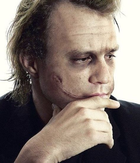 Joker without makeup or Heath ledger with half his makeup on Joker Scars, Heath Joker, Health Ledger, 3 Jokers, Der Joker, Joker Heath, Heath Ledger Joker, Heath Ledger, Dc Movies