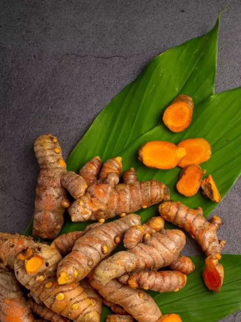 10 reasons why raw turmeric is better than turmeric powder Boom Sauce, Raw Turmeric, Curcumin Benefits, Organic Dog Food, Turmeric Supplement, Benefits Of Turmeric, Smoothie Mix, Food Topper, Raw Food Diet