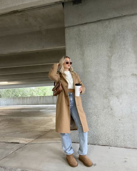 Long Brown Peacoat Outfit, Brown Trench Coat Outfit Casual, Brown Trench Coat Outfit Winter, Brown Coat Winter Outfit, Trench Coat Outfit With Uggs, Tan Boots Outfit Winter, Casual Peacoat Outfit, Brown Ugg Outfit, Tan Peacoat Outfit