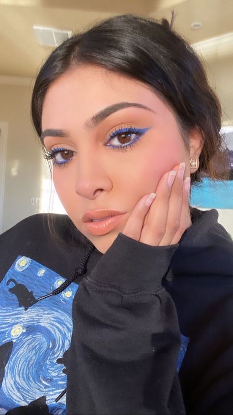 Blue Eyeliner Bottom Lid, Prom Makeup Blue Eyeliner, Makeup Looks Blue Eyeliner, Blue Eyeliner Outfit, Simple Blue Eyeliner Makeup, Coloured Winged Eyeliner, Makeup Ideas With Blue Eyeliner, Makeup Ideas Blue Eyeliner, Eye Makeup With Blue Eyeliner