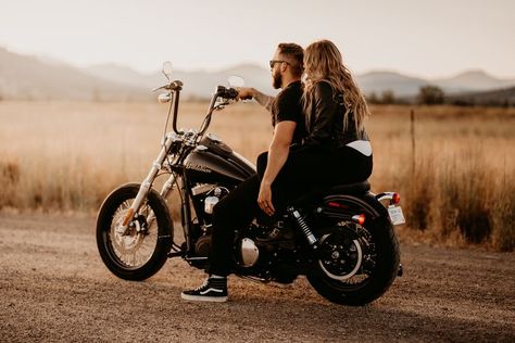 Harley Davidson Couples Session Harley Couple, Motorcycle Couple Pictures, Motorcycle Photo Shoot, Harley Davidson Wedding, Bike Couple, Biker Couple, Motorcycle Couple, Top Aesthetic, Biker Photoshoot