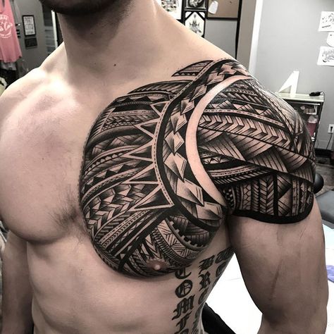 Stammestattoo Designs, Shoulder Armor Tattoo, Tato Maori, Unique Tattoos For Men, Small Chest Tattoos, Armor Tattoo, Maori Tattoo Designs, Mens Shoulder Tattoo, Muster Tattoos