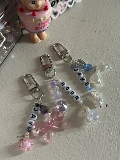 Enhypen Gift Ideas, Enhypen Jewelry, Kpop Freebies Ideas, Txt Stickers, Aesthetic Charms, Beads Keychain, Kpop Diy, Bead Charms Diy, Beaded Jewelry Designs