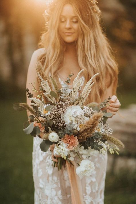 Boho bride | WEDDING BOUQUETS | festival wedding | wild flowers | trouw boeket | Brautstrauß | dried flowers | boho bride | Floral decor | wedding inspiration | Pampas grass | beach wedding | Hydrangea Bridal Bouquet, Wildflower Bridal Bouquets, Elegant Bridal Bouquets, Winter Bridal Bouquets, Vintage Bridal Bouquet, Bridal Bouquet Summer, Courthouse Elopement, Minimalist Dekor, Purple Bridal Bouquet