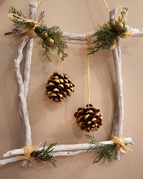 Twig Crafts, Tree Branch Decor, Natural Christmas, Autumn Crafts, Christmas Crafts Decorations, Christmas Wreaths Diy, Nature Crafts, Craft Stick Crafts, Pine Cone