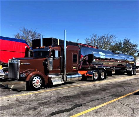 Tanker Yanker, Custom Big Rig, Kenworth W900, Freightliner Trucks, Trucking Life, Show Trucks, Kenworth Trucks, Big Boy Toys, Tanker Trucking