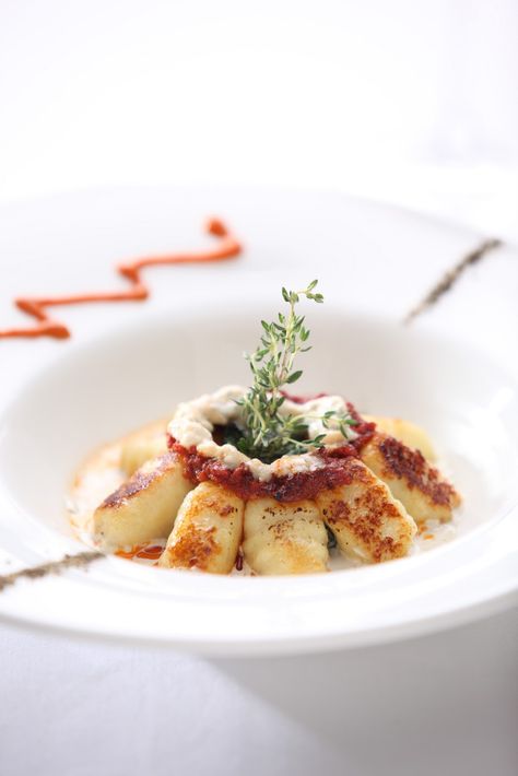 plating gnocchi Gnocchi Plating Ideas, Gnocchi Plating, Pasta Market, Gnocchi Pasta, Barbecue Portable, Plating Ideas, Plate Presentation, Food Decor, Presentation Ideas