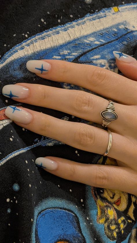 Sorry Nail Ideas, Nails Ideas 2023 White, Short Gel Extension Nails Ideas, Milky White Nails With Blue Design, Mid Length Nail Ideas, White Based Nails, Milky White Nails With Design Short, Navy White Nails, White Nails Blue Design