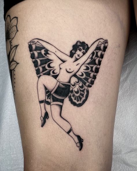 By @juddbowman at Tiger Club Tattoo in Honolulu Hawaii @tigerclub.tattoo Pinup Tattoo Black And White, Sultry Tattoo, Lady Body Tattoo, Fineline Traditional Tattoo, Belly Dancer Tattoo, Fire Tattoos For Women, 1960s Tattoos, Cabaret Tattoo, Traditional Women Tattoo