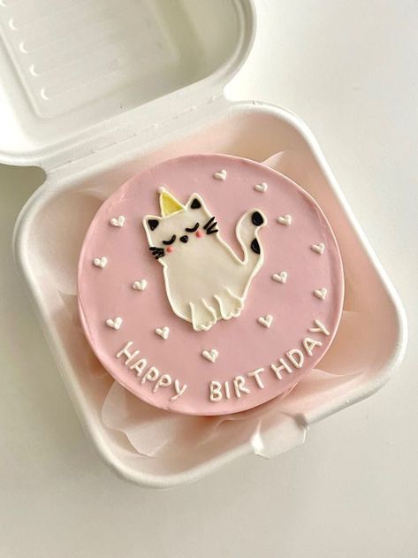 Cat Cake Ideas Easy, Cat Lunchbox Cake, Cat Inspired Cake, Cake Designs Cat, Bento Cake Cat Design, Simple Cat Cake, Cat Bento Cake, Cake Cat Design, Cat Cake Design