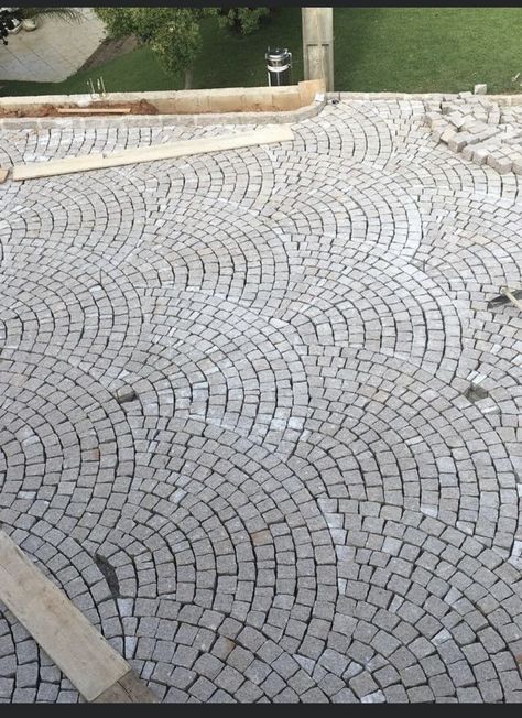 Circular Paving Pattern, Driveway Materials, Modern Driveway, Cobblestone Driveway, Paver Patterns, Terrace Tiles, Pavement Design, Paving Pattern, Brick Patio