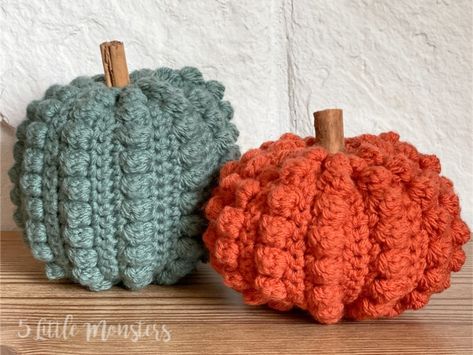 Free pattern for crocheted bobble stitch pumpkins. Alternating rows of single crochet and bobble stitch create this fun, textured pumpkin. Crocheted Pumpkins, Crochet Fall Decor, Thanksgiving Crochet, Holiday Crochet Patterns, Bobble Stitch Crochet, Fall Crochet Patterns, Halloween Crochet Patterns, Fall Patterns, Crochet Fall