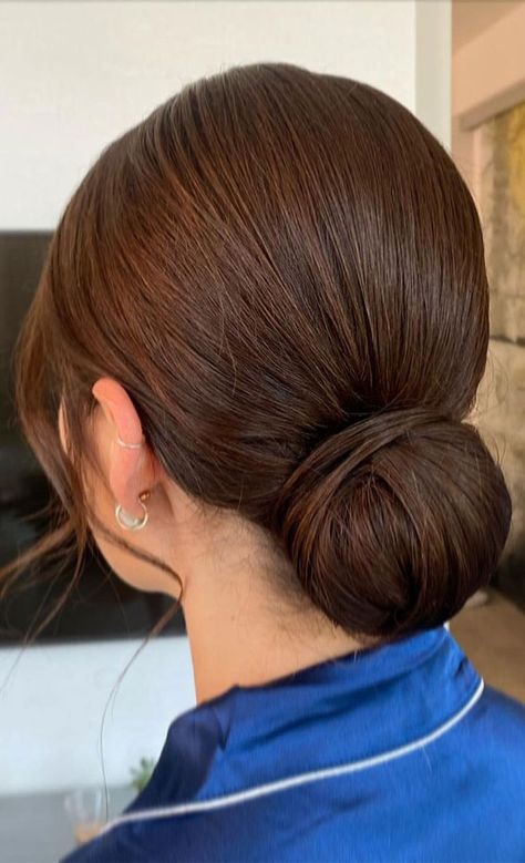 Bridal Hair Buns Sleek, Low Bun Side Part Wedding Hairstyles, Wedding Hair Bun Low Classy, Slik Bun For Wedding, Chic Bridal Bun, Sleek Bun Brunette, Bridal Updo Slick Bun, Clean Bun Wedding Hair, Simple Wedding Bun