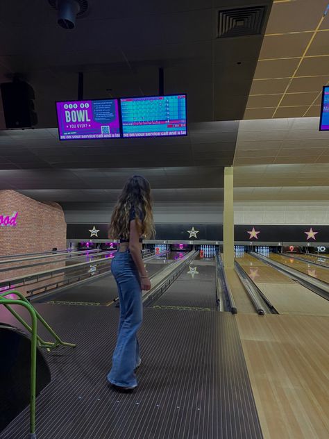 Outfit For Bowling Date Night, Bowling Night Outfit, Cute Bowling Outfit, Bowling Alley Outfit, Bowling Outfit Aesthetic, Bowling Date Outfit, Bowling Outfit Ideas, Bowling Outfit, Cute Comfy Outfits