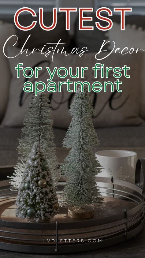 These are the best Christmas decor ideas for small spaces! I just moved into my first apartment and I'm definitely buying this christmas decor Simple Christmas Decor Apartment, How To Decorate Apartment, Cute Christmas Decor Ideas, Cute Christmas Decor, Dorm Room Checklist, Dorm Room Layouts, My First Apartment, Dorm Room Wall Decor, Dorm Room Hacks