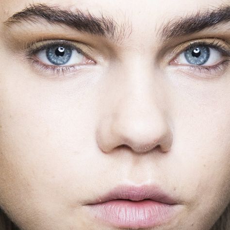 closeup of a model with beautiful bushy eyebrows Overplucked Eyebrows, Grow Eyebrows Faster, Brow Hacks, Grow Eyebrows Thicker, Thicker Stronger Hair, Ingredients To Avoid, Indian Eyes, Bushy Eyebrows, Eyebrow Hacks