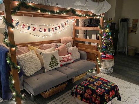 everyone decorate your dorm for christmas 🎄 Dorm Christmas Decorations, Christmas Dorm Decorations, Dorm Christmas, Christmas Dorm, Dorm Door Decorations, Dorm Door, Room Door Decorations, Freshman Dorm, Door Room