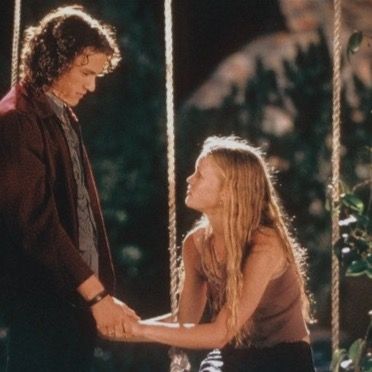 Ty A Ja, High School Movies, Best Romantic Comedies, Julia Stiles, 10 Things I Hate About You, Septième Art, Heath Ledger, Movie Couples, Romantic Movies