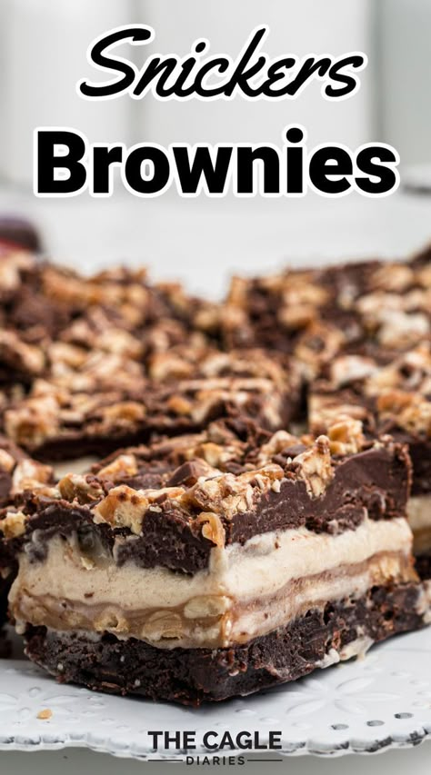 Snickers Brownies, Brownies Recipe Homemade, Homemade Snickers, Chewy Brownies, Snickers Bar, Delicious Deserts, Brownie Desserts, Dessert Bar Recipe, Delicious Brownies