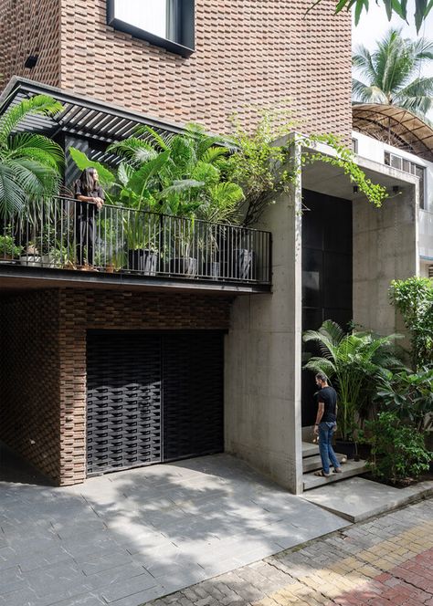 Aarjav House / Design Work Group | ArchDaily Compact House Elevation, Small House Facade Design, Residential Facade Design, Tropical Facade, Tropical Architecture Design, Bali Style Home, Tropical House Design, Architecture Today, Small House Elevation