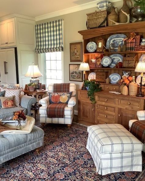 Country Traditional Living Room, Collected Traditional Decor, Cozy Square Living Room, Vintage Style Living Room Antique, Vintage Fall Decor Kitchen, Traditional Fall Decorating, English Cottage Fall Decor, American Traditional Decor, Traditional Cottage Living Room