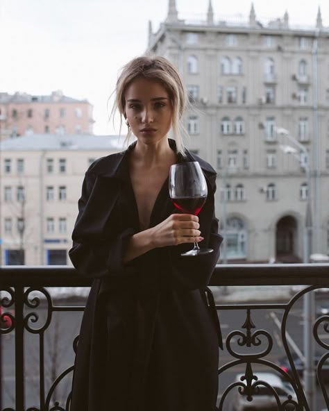 Career Girl Daily, Fashion Show Party, Foto Top, Career Girl, Photographie Portrait Inspiration, Foto Tips, Foto Poses, Trik Fotografi, Glass Of Wine