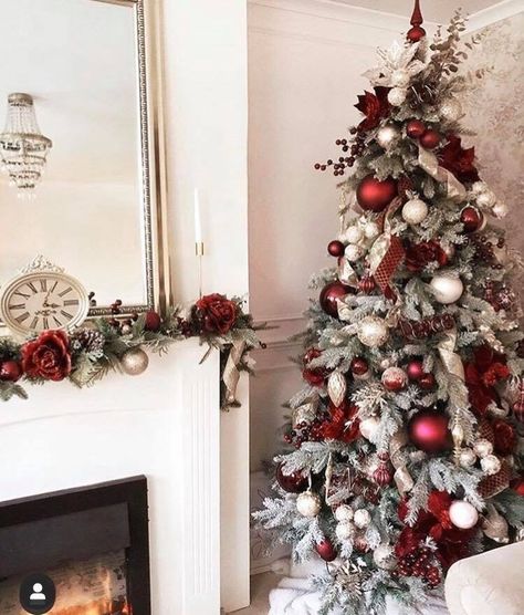 Champagne Christmas Tree, Christmas Interior Decor, Elegant Christmas Tree Decorations, Flocked Tree, Christmas Tree Inspo, Christmas Traditions Family, Elegant Christmas Trees, Christmas Themes Decorations, Christmas Interiors