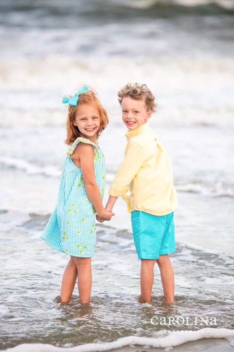 Family 4 Beach Pictures, Professional Family Beach Pictures, Fun Family Beach Photo Ideas, Brother Sister Beach Pictures, Beach Sibling Photos, Beach Kids Photoshoot, Kid Beach Photoshoot, Sibling Beach Photoshoot, Kids Beach Pictures