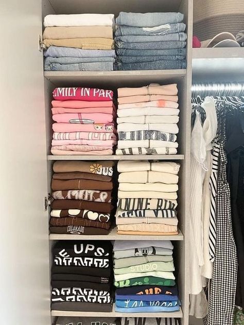 Miranda Crawford Book And Bed, Organise Your Wardrobe, Organize Closet Space, Closet Room Ideas, Closet Organisation, Room Organization Bedroom, Room Organisation, Aesthetic Bed, Dream Bedroom Inspiration