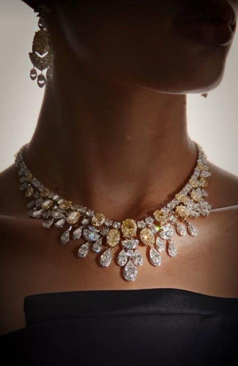 Jewellery Fashion Shoot, Jewelry Cartier, Bridal Diamond Necklace, Jewellery Photography Inspiration, Diamond Jewelry Set, Fancy Jewelry Necklace, Expensive Jewelry Luxury, Jewelry Photoshoot, Bridal Diamond Jewellery