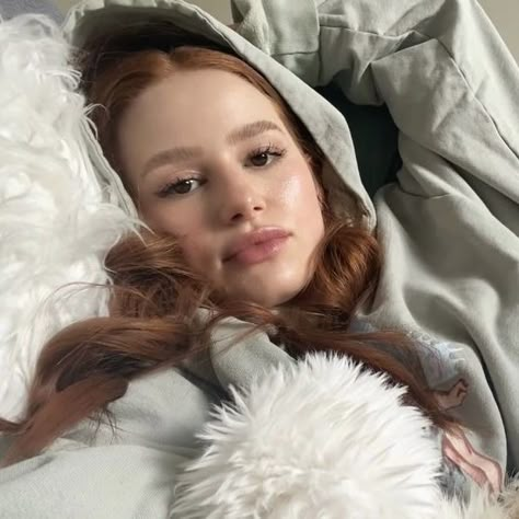 Cami Mendes, Riverdale Cheryl, Riverdale Cast, Madelaine Petsch, Cheryl Blossom, Woman Back, Girl Celebrities, Emma Roberts, Emma Stone