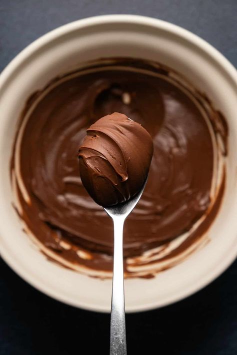 Step by step guide to making the best vegan chocolate ganache. Just 2 easy ingredients and so many delicious ways to use it! #vegan #dairyfree | lovingitvegan.com Vegan Chocolate Ganache Frosting, Dairy Free Ganache Recipe, Vegan Chocolate Ganache Recipe, Vegan Ganache Recipe, Vegan Chocolate Icing, Dairy Free Chocolate Ganache, Dairy Free Ganache, Vegan Ganache, Vegan Chocolate Ganache