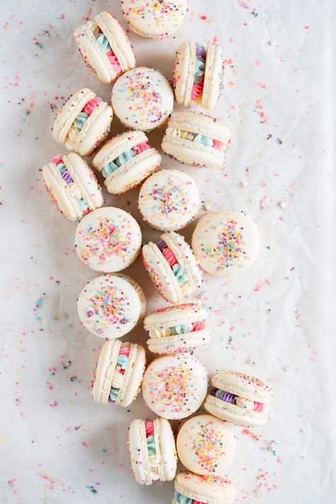 New Year's Macarons with Vanilla Bean Swiss Meringue Buttercream and Pop Rocks. Light, sparkly, and perfect for ringing in the new year. Pop Rocks Candy, Cloudy Kitchen, Kue Macaroon, Macaron Template, Sweet Aesthetic, Fancy Sprinkles, Festa Harry Potter, Macaroon Recipes, New Year's Food