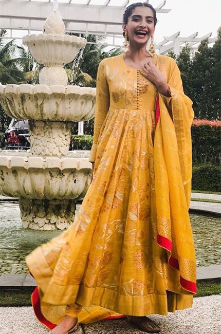 Anarkali Kurta Designs, Gold Anarkali, Gaurang Shah, Anarkali Frock, Traditional Attires, Indian Designer Suits, Indian Look, Desi Clothes, Anarkali Kurta