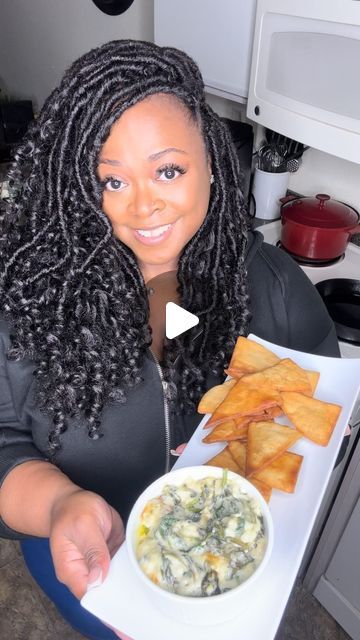 Dwalette King on Instagram: "Easy Spinach Dip Recipe 👇🏾🔥 Comment below if you love a good spinach dip ‼️🙌🏾 I sure do and it has to be very cheesy and creamy or I don’t want it lol . I made this recipe a while back and a lot of you guys enjoyed it . I make it here and there so I decided to film again with an updated video. I had this last night for dinner with a glass of wine and it was 10/10!! This is enough for 2 -3 people, however some people have told me they don’t share when they make this -so it’s up to you 🤣🤣 Also, give me some more dip recipes you want to see me make in the future !! 🥰 Recipe is below 👇🏾   ➡️ Click the link in my bio to purchase my Wing Recipe Ebook Vol.1 and other individual recipes🥰 ➡️ Follow @platedbydee for more delicious and easy dip recipes just lik Kelseys Spinach Dip, Spanish Dip Recipes, How To Make Spinach Dip, Spinch Dip, Spanish Dip, Easy Spinach Dip Recipe, Spinach Dip Recipe Easy, Spinach Dips, Cheesy Spinach Dip