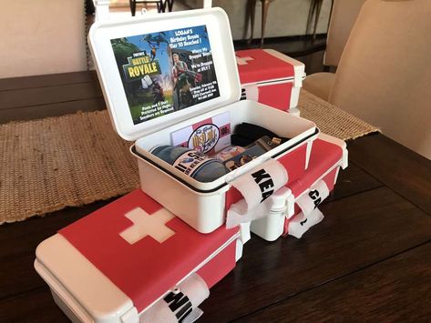 Epic Fortnite Party | CatchMyParty.com Fortnite Birthday Gift Ideas, Fortnite Med Kit, Fortnite Gift Ideas, Fortnite Party Favors, Fortnite Food, Fortnite Party Ideas, Fortnite Birthday Party Ideas, Diy Birthday Party Favors, Birthday Giveaways